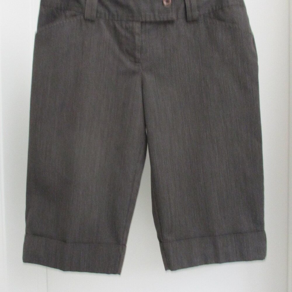 TRACY EVANS BROWN PIN-STRIPED SHORTS - SIZE 5